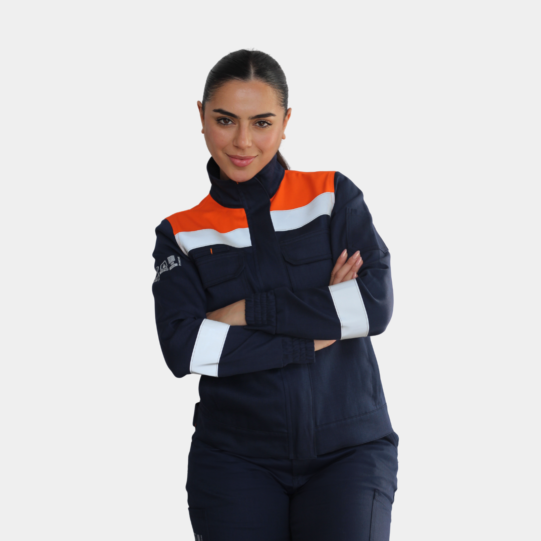 Mujer usando chaqueta ignífuga FIREWEAR® bicolor azul y naranjo con brazos cruzados.